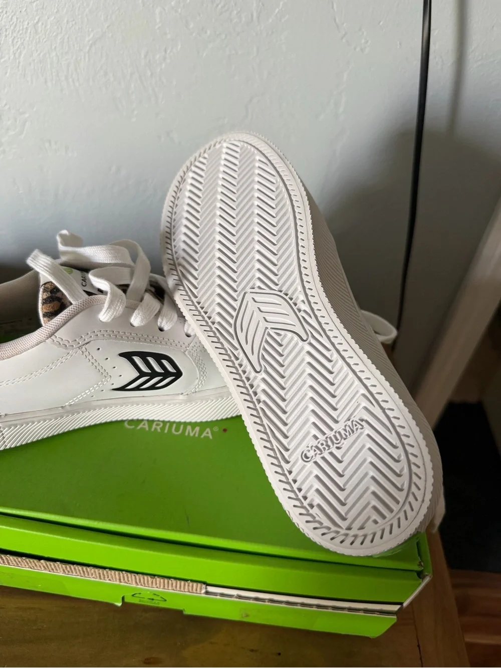 Cariuma Salvas White Leather Low-Top Sneakers 7.5 women’s.